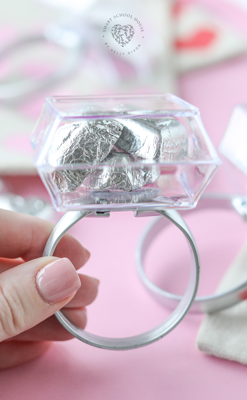 Tento valentínsky prsteň naozaj prináša radosť!  Tento veľký a rozkošný prsteň v tvare diamantu je vyrobený z plastu a naplnený čokoládami v tvare srdca.