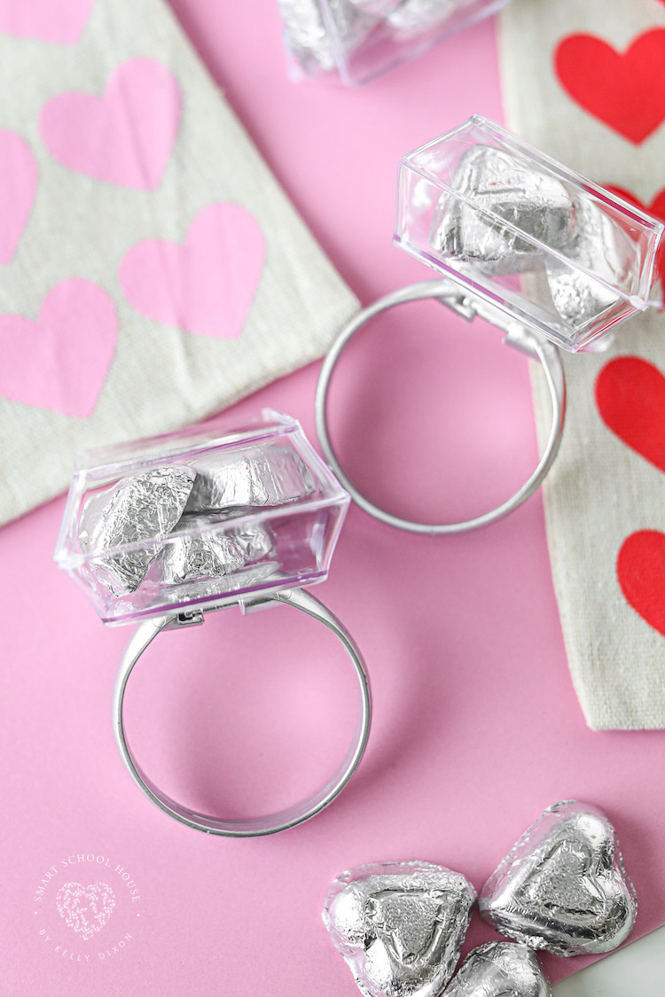 This Valentine's Day Ring Craft really brings the bling! This big and adorable diamond-looking ring is made of plastic and filled with heart-shaped chocolates.