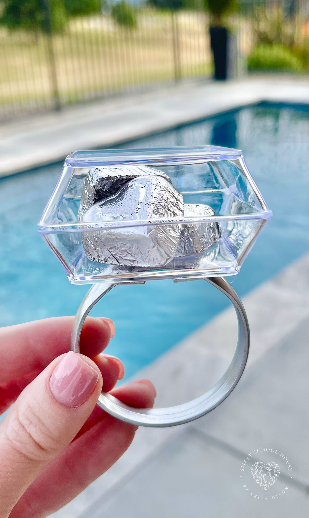 Tento valentínsky prsteň naozaj prináša radosť!  Tento veľký a rozkošný prsteň v tvare diamantu je vyrobený z plastu a naplnený čokoládami v tvare srdca.