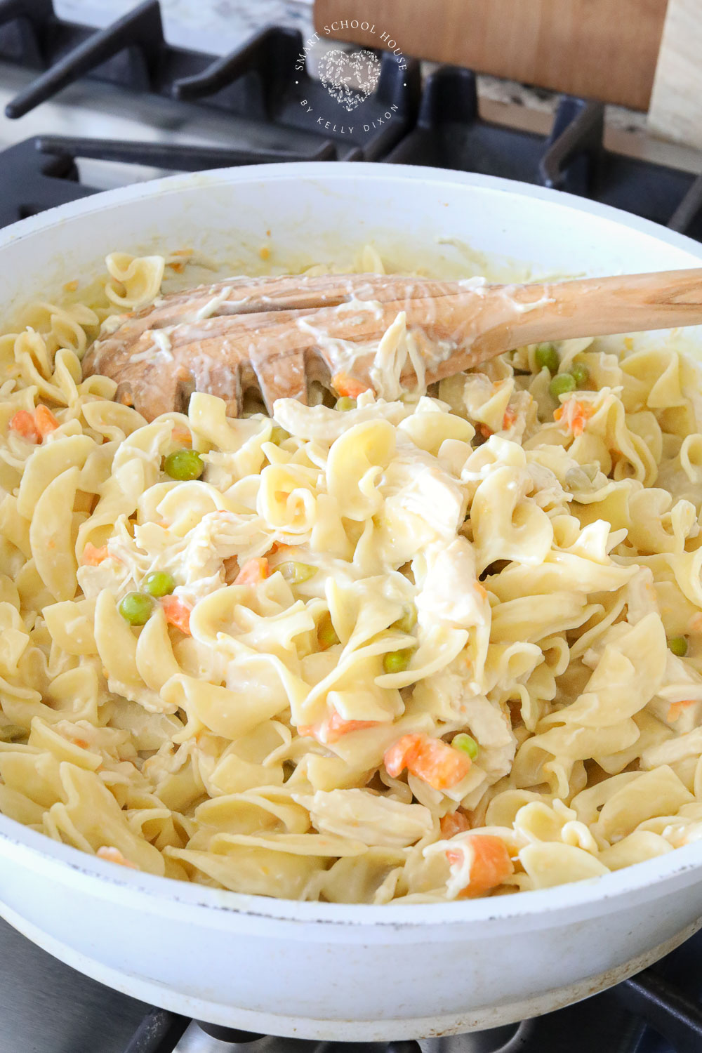 Chicken Pot Pie Pasta is a classic chicken pot pie turned into an easy-to-make flavorful pasta dish! Creamy, flavorful, and filling! 