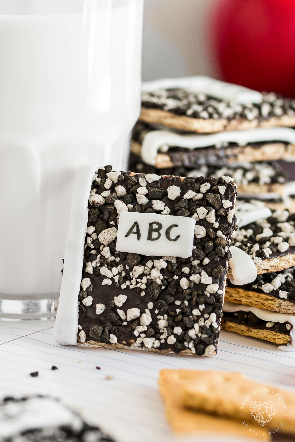 Graham Cracker Notebooks are the perfect back-to-school snack! Made with cookies and cream sprinkles and white fondant, these chocolate-covered graham crackers are adorable treats that can even be given as gifts!