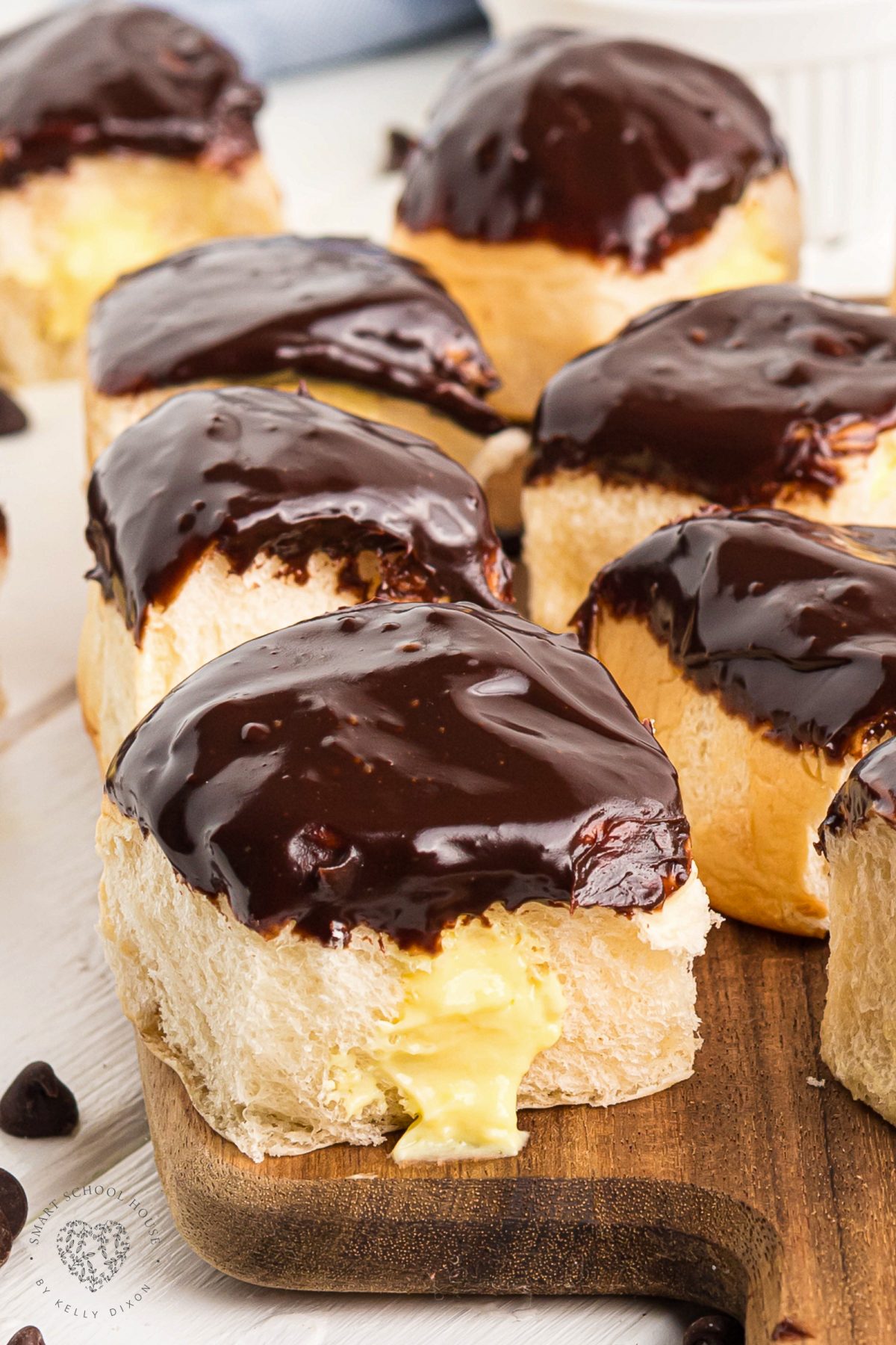 Easy Boston Cream Pie Hawaiian Rolls - filled with vanilla pudding and topped with chocolate. No-bake, bite-sized, ready in just 15 minutes!